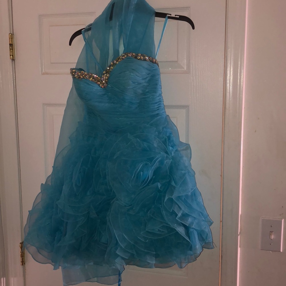 Take a look at this beautiful turquoise dress ✨